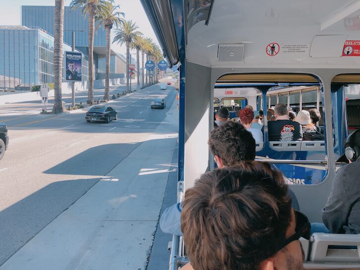 ユニバーサルスタジオハリウッドに向かう無料のバス
