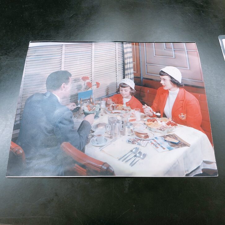 列車内で食事をする家族の様子を写した写真