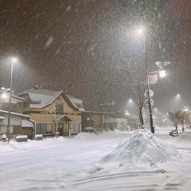 雪が降ってる軽井沢