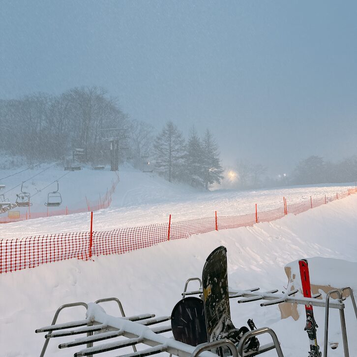 雪降るスキー場