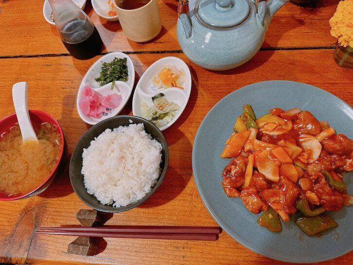 ネパールの日本食屋さんの酢豚定食