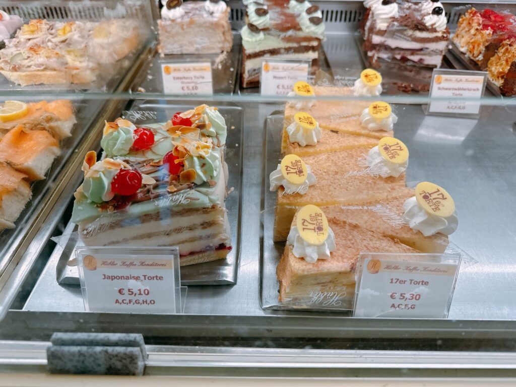 ショーケースのケーキ