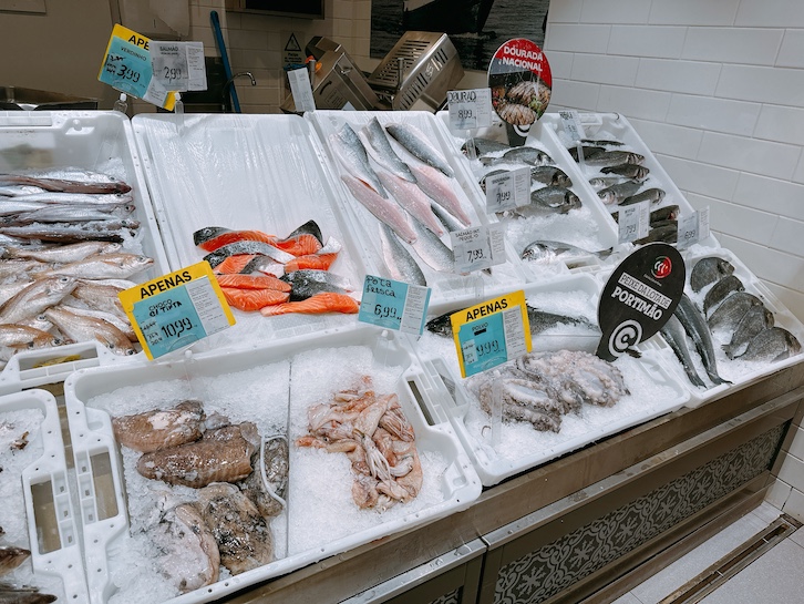 コインブラのスーパーの鮮魚コーナー