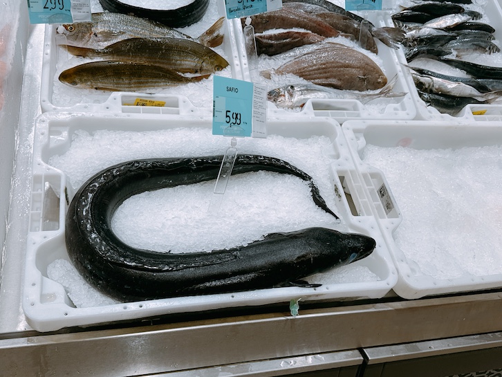 コインブラのスーパーの鮮魚コーナー