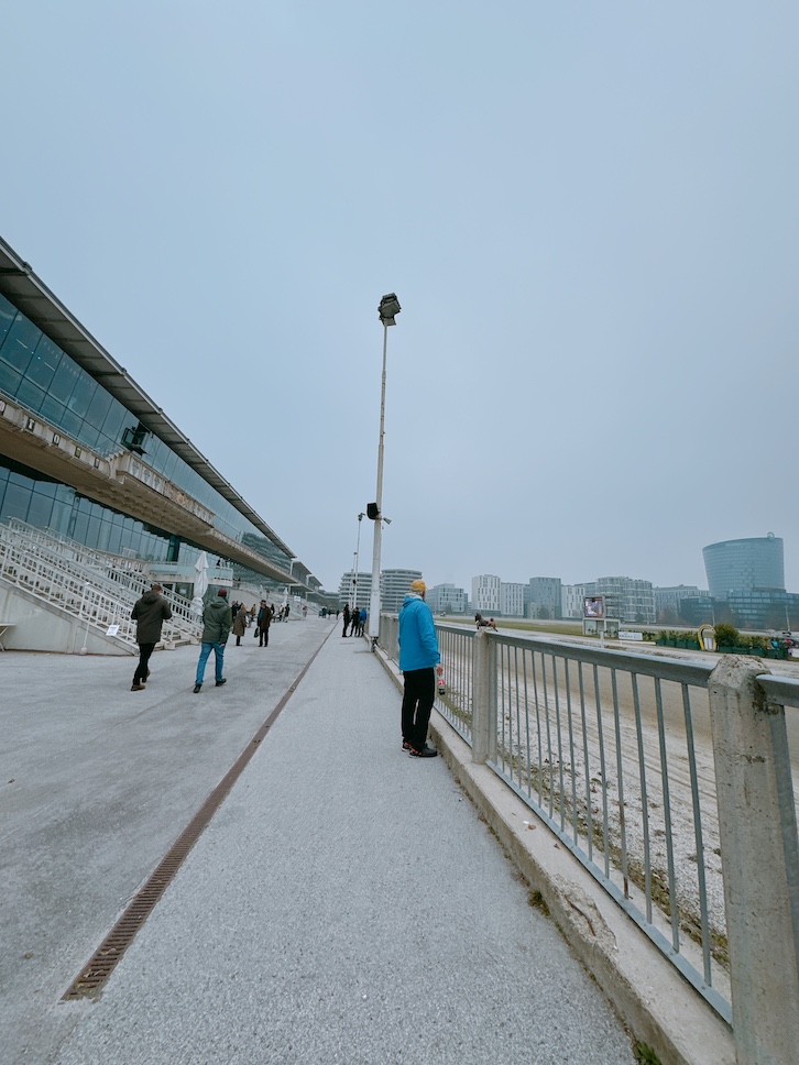 競馬場内